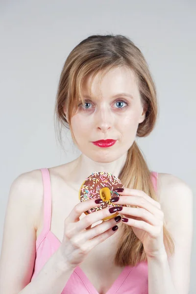 Tyttö donitsi — kuvapankkivalokuva