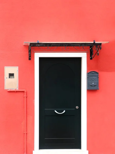 Rote Wandtür — Stockfoto