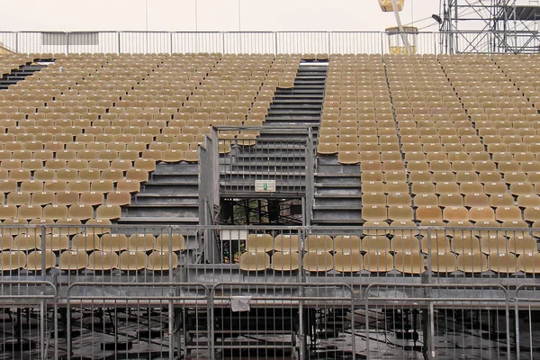 Leeg stadion staat zetels — Stockfoto