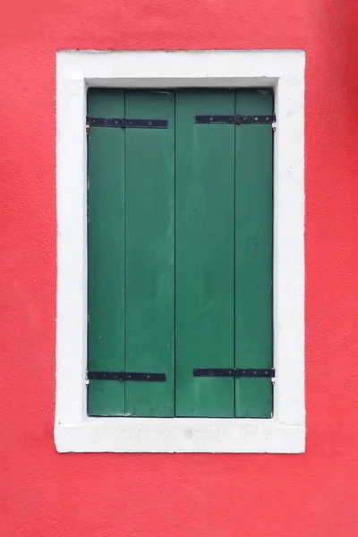 Zamknięte okno zielone okiennice — Zdjęcie stockowe