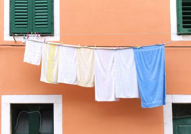 Dize yıkanmış çamaşırlar