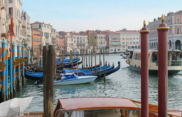 Gondoly v Benátkách kanál — Stock fotografie