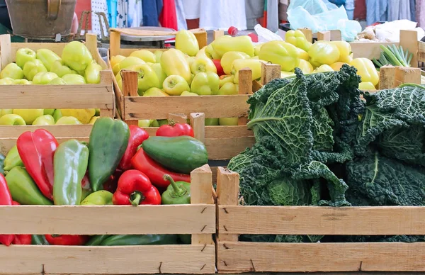 Sebze kasaları piyasa ahır — Stok fotoğraf