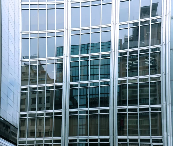 Edificio de fachada de vidrio de reflexión — Foto de Stock