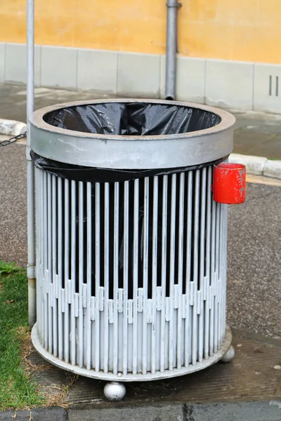 Trash bin in park — Stock Photo, Image