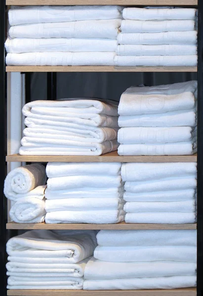 Scaffali asciugamani puliti — Foto Stock