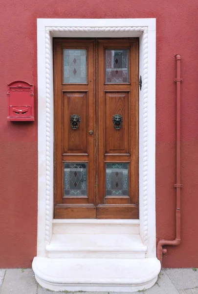 Retro drzwi czerwony fasada — Zdjęcie stockowe