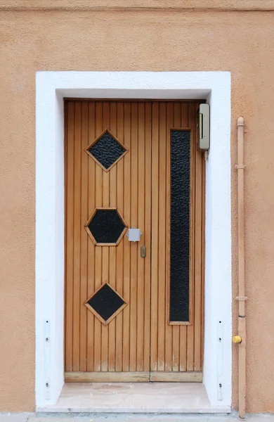 Деревянная стеклянная дверь — стоковое фото