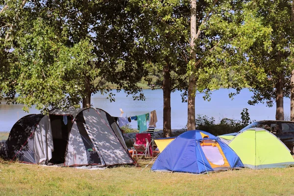 Zelte auf dem Campingplatz im Freien — Stockfoto