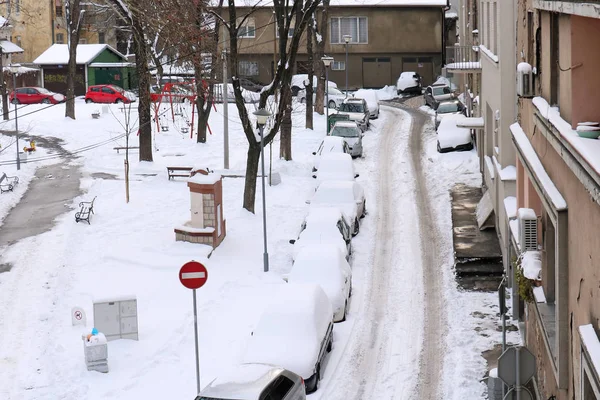 Coches aparcados cubiertos de nieve — Foto de Stock