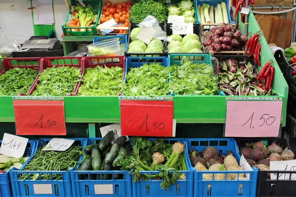 Puesto de mercado de verduras verdes — Foto de Stock