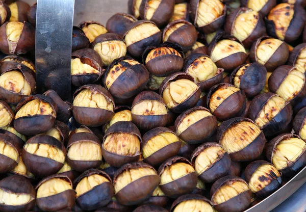 Biologische geroosterde kastanjes stapel — Stockfoto