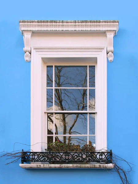 Retro-Fenster mit Glasreflexion — Stockfoto