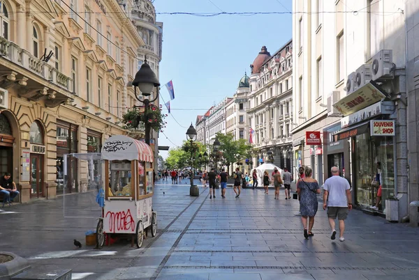 Белградская пешая улица летом — стоковое фото