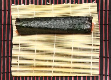 Suşi rulo bambu hasır üzerinde