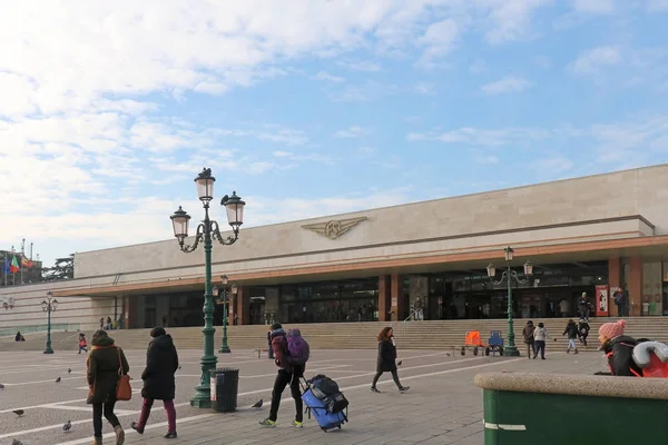 Wenecja Włochy Stycznia 2017 Dworzec Kolejowy Santa Lucia Wenecji Turystów — Zdjęcie stockowe
