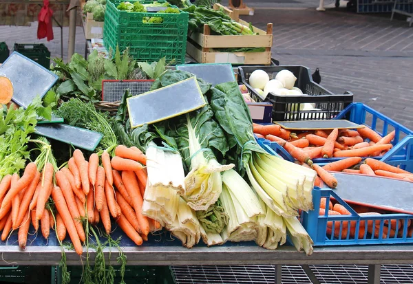 Verduras en el mercado francés al aire libre — Foto de Stock