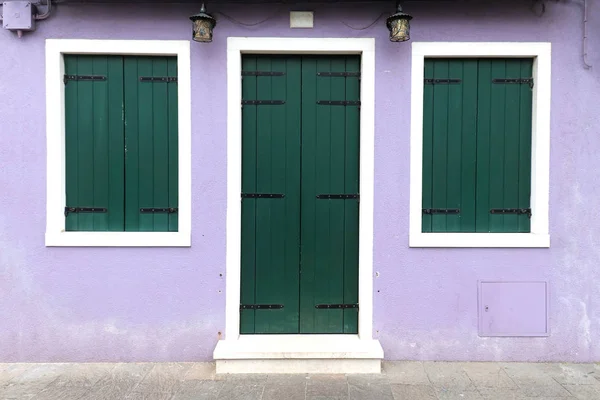 Fachada lila con puerta verde —  Fotos de Stock