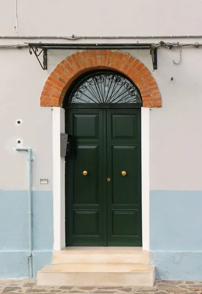 Gamla husets ingångsdörr — Stockfoto