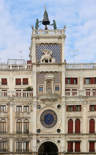 Vysoká věž s hodinami v Benátkách — Stock fotografie