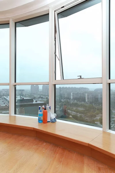 Mycie okien w nowoczesnym wnętrzu — Zdjęcie stockowe