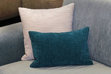 Kanepede kadife yastıklar