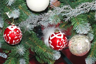 Noel ağacını süsler