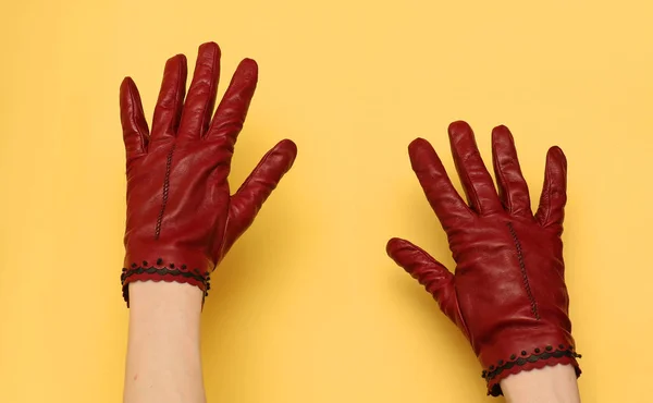 Rote Lederhandschuhe — Stockfoto
