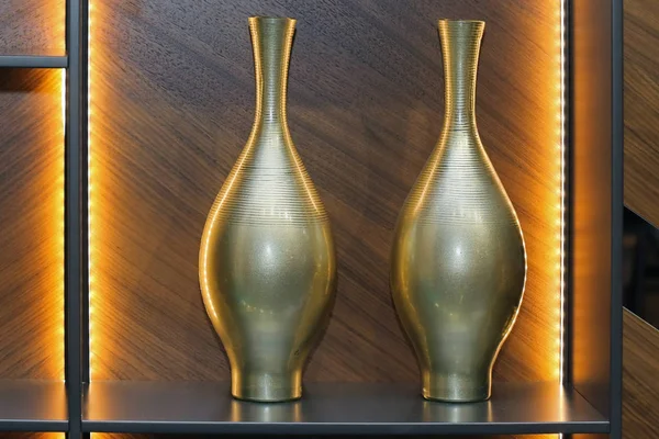 Vasos de ouro prateleira iluminada — Fotografia de Stock