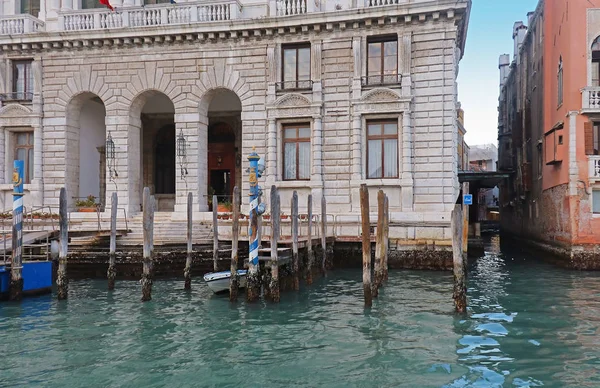 Venice house boat docks — Stock Photo, Image