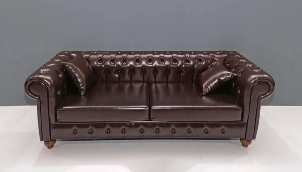 Retro shiny leather couch — Stockfoto