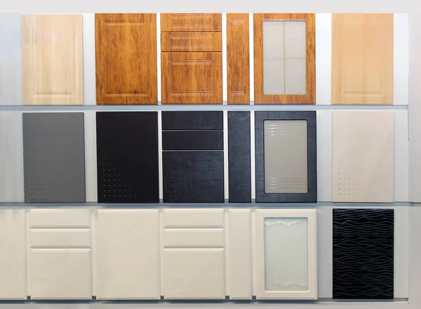 Próbki drzwi drewnianych szafek — Zdjęcie stockowe