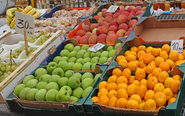 बाजार पर ताजा कार्बनिक फल — स्टॉक फ़ोटो, इमेज