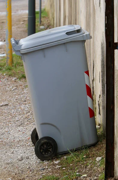 Закрытый мусорный бак на улице — стоковое фото