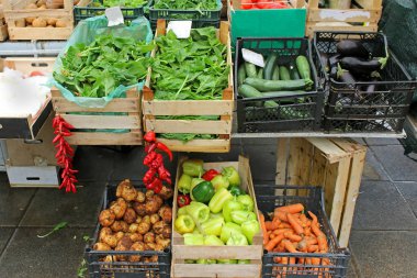 Taze sebze sandıkları.