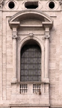 Taş cephedeki eski pencereler