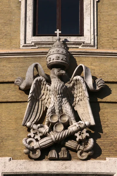Antigua estatua en fachada de pared de ladrillo — Foto de Stock