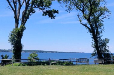 Nehir kıyısındaki boş bank