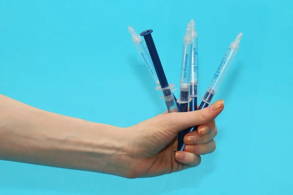 Syringes in female hand — 图库照片