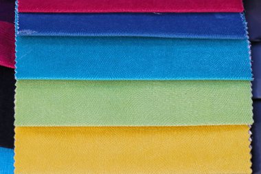 Üst üste renkli tekstil örnekleri