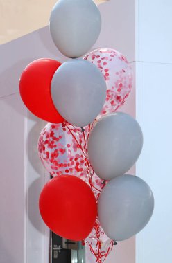 İç köşede şişirilmiş lastik parti balonları var.
