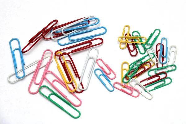 Trombones Métalliques Colorés Pile Stationnaire Sur Fond Blanc — Photo