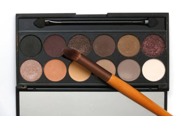 Nötr renkler göz farı fırçası ile daire tavalarında palet oluşturur