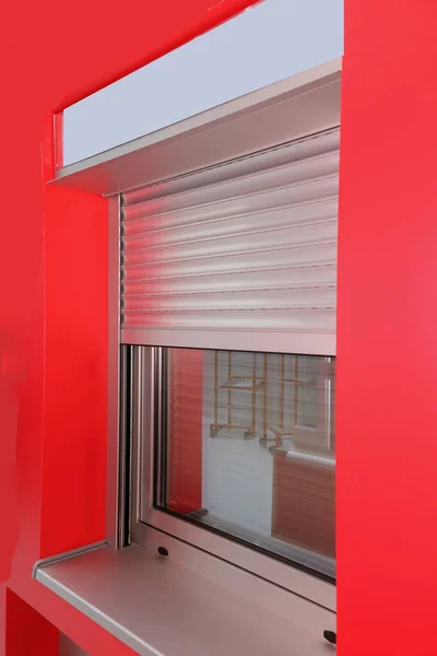 Półzamknięte Metalowe Okiennice Nowoczesnym Oknie Zewnętrznym Czerwoną Ścianą Fasady — Zdjęcie stockowe