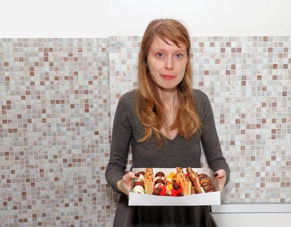 Młoda Kobieta Trzyma Tacę Kolorowymi Kawałkami Ciasta Oferując Gościom — Zdjęcie stockowe