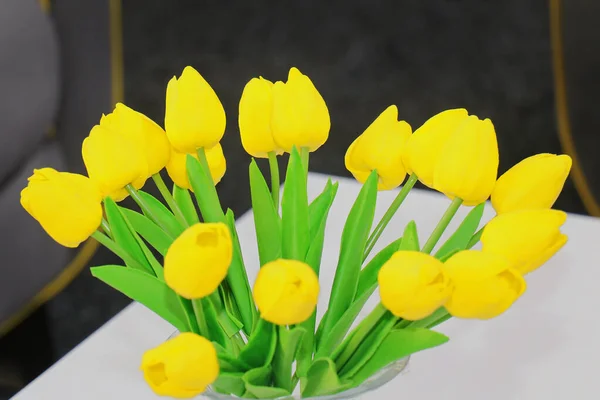 Flores Amarelas Brilhantes Tulipa Dentro Vaso Mesa Interior — Fotografia de Stock