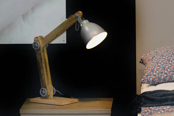 Лампа Ретро Освещением Тумбочке Внутри Спальни — стоковое фото