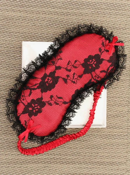 Modieus Rood Kanten Slaapmasker Met Zwarte Decoratieve Details — Stockfoto