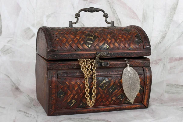 Vintage Bruine Houten Koffer Met Gouden Sieraden Gezien Vanaf Open — Stockfoto