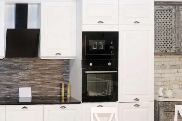 Retro Kücheneinrichtung Mit Modernen Geräten — Stockfoto